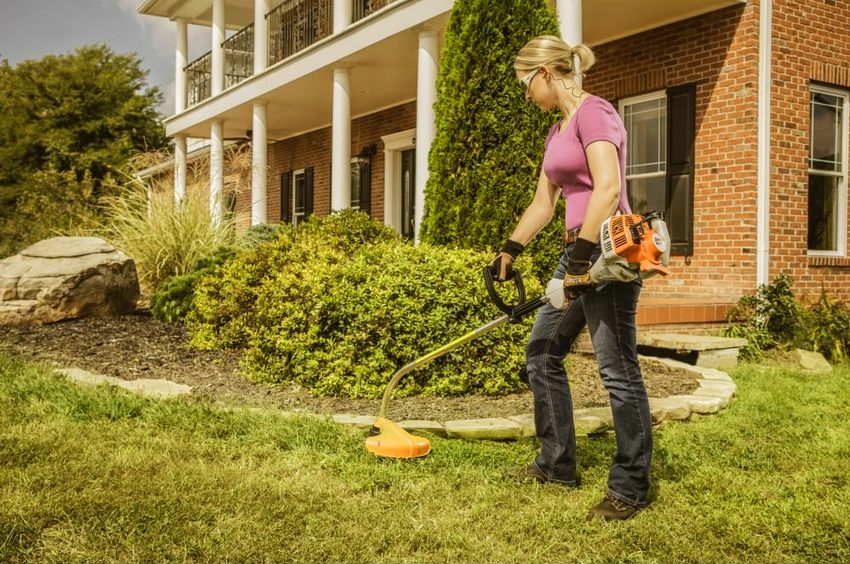 Dieses Trimmermodell kann nicht nur das Gras mähen, sondern auch dünne Bäume, Büsche und Zweige mit den im Kit enthaltenen Aufsätzen schneiden Dieses Trimmermodell kann nicht nur das Gras mähen, sondern auch dünne Bäume, Büsche und Zweige mit den im Kit enthaltenen Aufsätzen schneiden