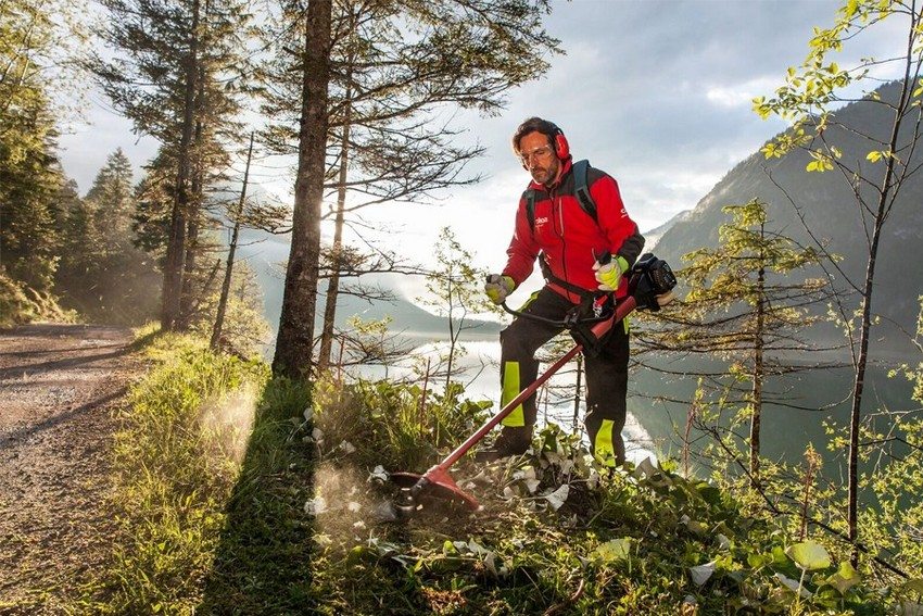 Benzotrimmer mit erweitertem Düsensatz - die beste Option für Gelände mit schwierigem Gelände Benzotrimmer mit erweitertem Düsensatz - die beste Option für Gelände mit schwierigem Gelände