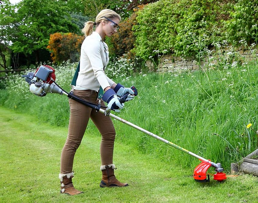 Viertaktmotoren verbrauchen im Vergleich zu Zweitaktmotoren weniger Kraftstoff, was zur Umweltfreundlichkeit der letzteren beiträgt Viertaktmotoren verbrauchen im Vergleich zu Zweitaktmotoren weniger Kraftstoff, was zur Umweltfreundlichkeit der letzteren beiträgt