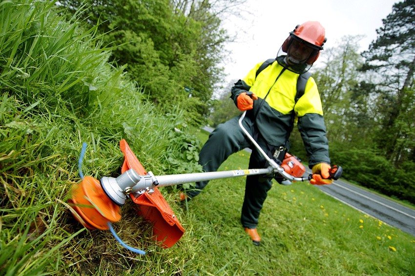 Der Stihl FS 55 Trimmer hat eine relativ geringe Geräuschbelastung sowie eine geringere Emission von Schadstoffen in die Umwelt Der Stihl FS 55 Trimmer hat eine relativ geringe Geräuschbelastung sowie eine geringere Emission von Schadstoffen in die Umwelt