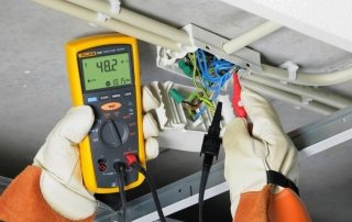 Connexió de cablejat a la caixa de connexions de cablejat