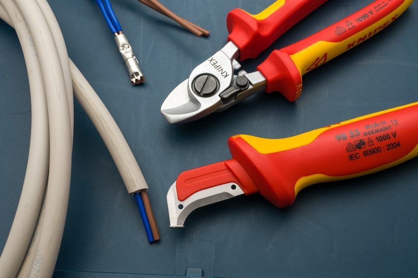 Despullat i encunyat de cables amb mànigues Despullat i encunyat de cables amb mànigues