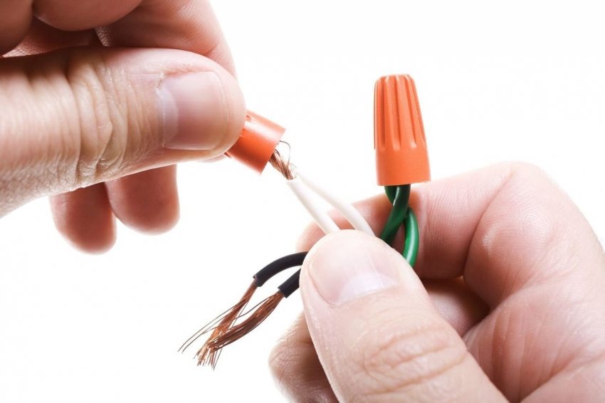 Connexió de cables amb pinces aïllants de connexió Connexió de cables amb pinces aïllants de connexió