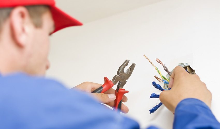 Connexió i torsió de cables elèctrics a la caixa de connexions Connexió i torsió de cables elèctrics a la caixa de connexions