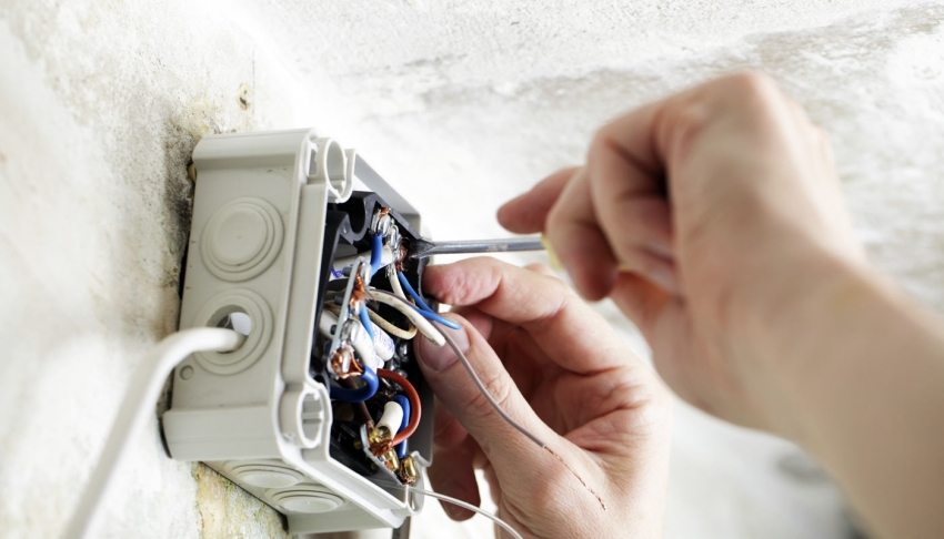 Connexions de cable cargolades a la caixa de connexions Connexions de cable cargolades a la caixa de connexions