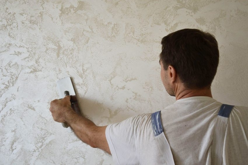 تطبيق الجبس الفينيسي عملية طويلة ومضنية تطبيق الجبس الفينيسي عملية طويلة ومضنية