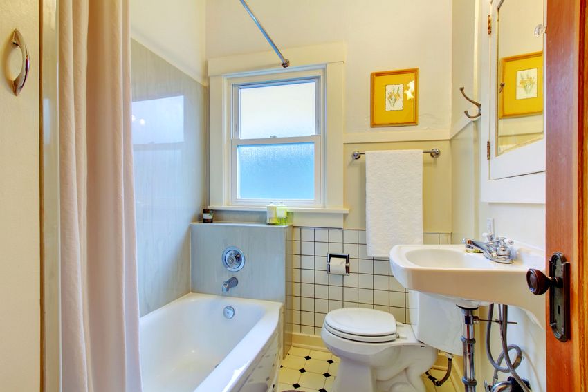 Lamelele din plastic pentru plăci ceramice de pe pereții băii combinate au un aspect atractiv