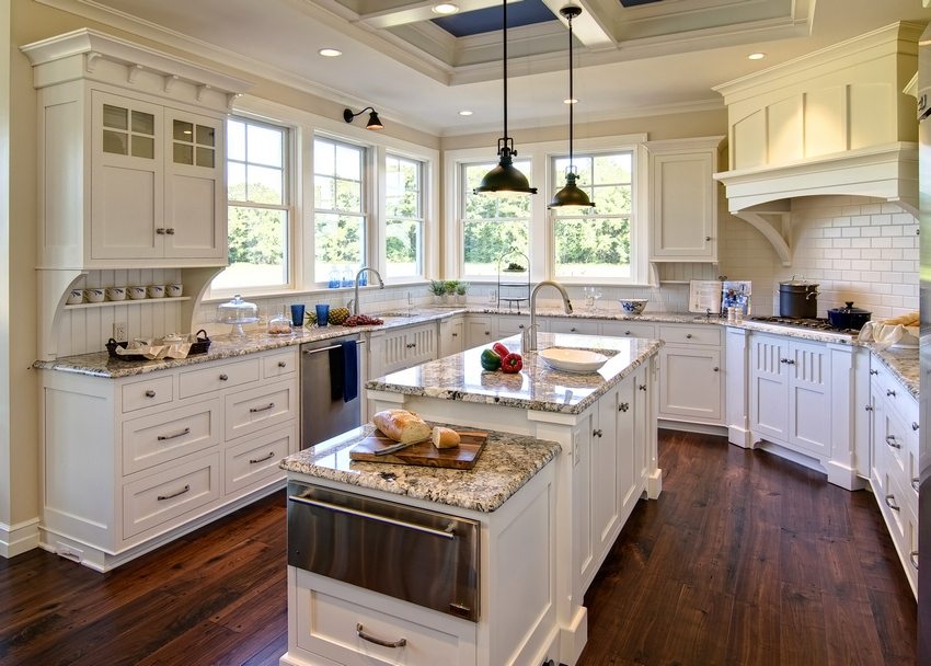 Pereții din bucătărie sunt parțial împodobiți cu panouri din PVC