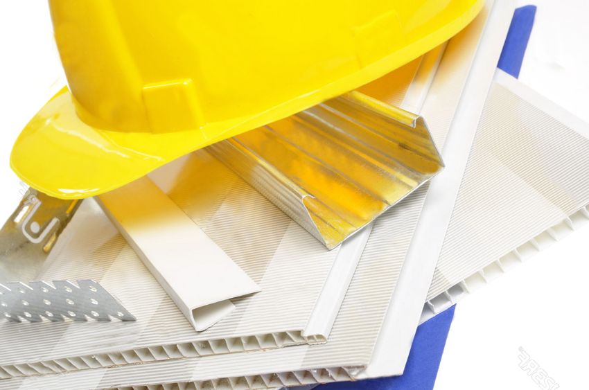 Chiar și un începător se poate descurca cu finisarea unei camere cu panouri din PVC.