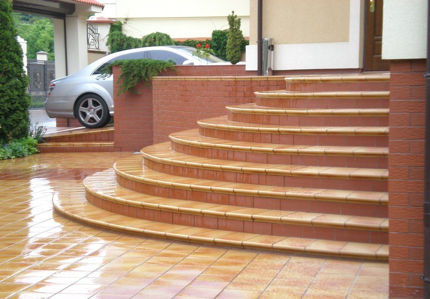 Weranda, stopnie i teren przed budynkiem ozdobione są mrozoodpornymi gresami porcelanowymi Weranda, stopnie i teren przed budynkiem ozdobione są mrozoodpornymi gresami porcelanowymi