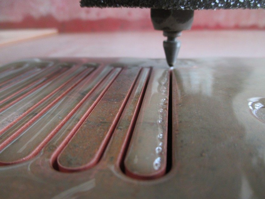 Cięcie strumieniem wody służy do wycinania kręconych przedmiotów, tworzenia delikatnych i wykwintnych wzorów oraz zdobień. Cięcie strumieniem wody służy do wycinania kręconych przedmiotów, tworzenia delikatnych i wykwintnych wzorów oraz zdobień.