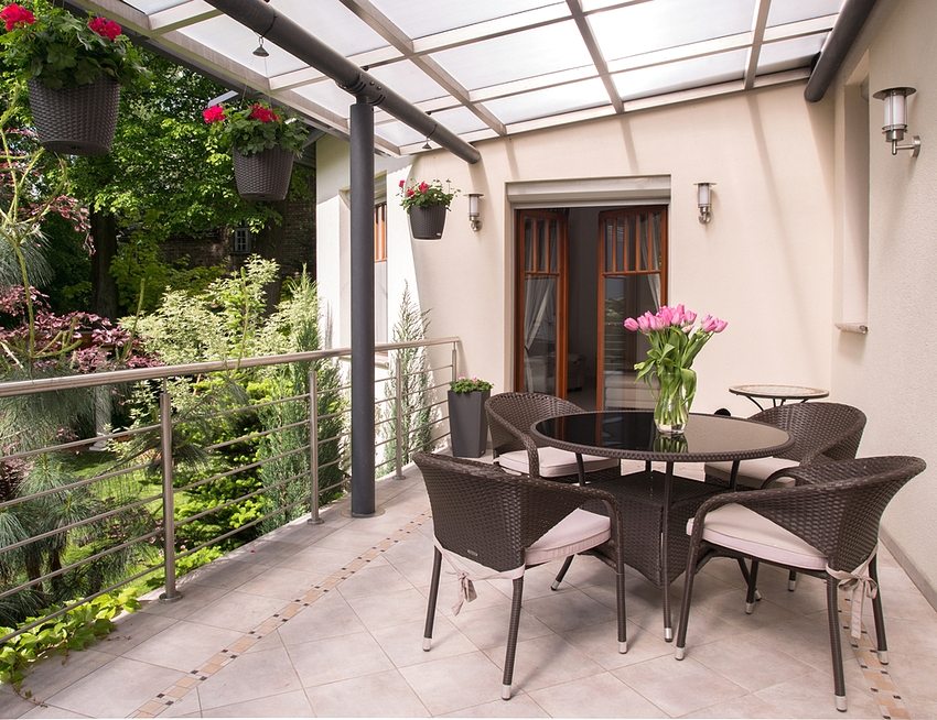 Podłoga na tarasie prywatnego domu jest pokryta kamionką porcelanową Podłoga na tarasie prywatnego domu jest pokryta kamionką porcelanową