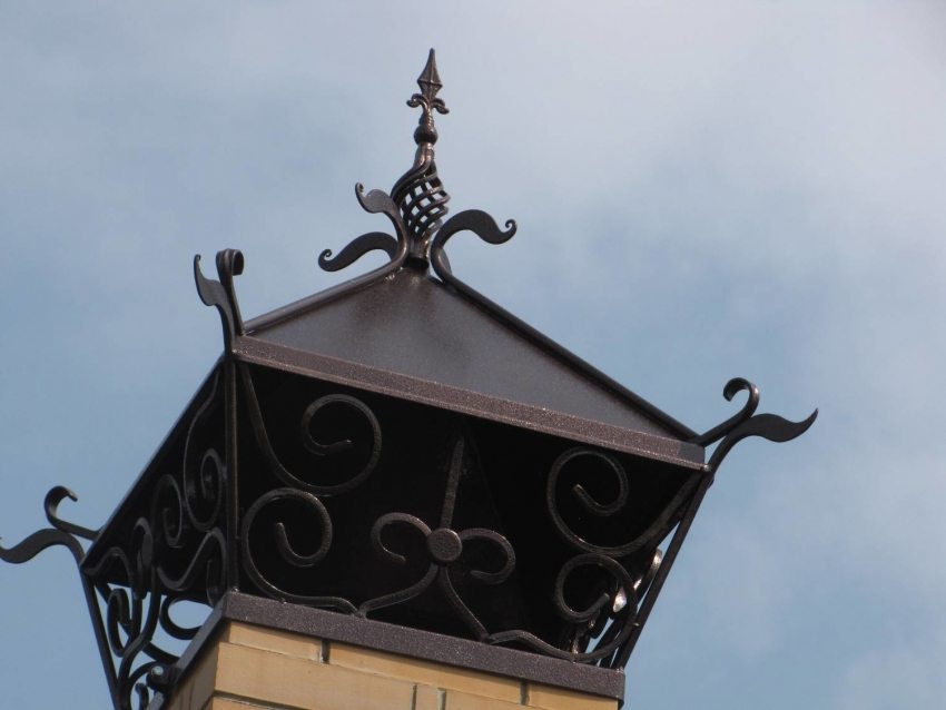 Un chapeau de cheminée forgé ne se détériorera jamais et constituera une protection fiable pendant de nombreuses années Un chapeau de cheminée forgé ne se détériorera jamais et constituera une protection fiable pendant de nombreuses années
