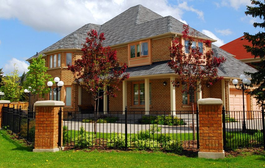 Well-chosen pillar tops complement the overall composition of the site Well-chosen pillar tops complement the overall composition of the site