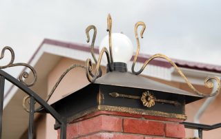 Čiapky na stĺpoch pre tehlový plot: na čo slúžia a ako si vybrať tie správne