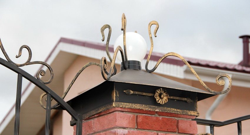 Installing caps on fence posts will reduce the risk of masonry destruction due to weather conditions Caps on posts for a brick fence: what are they for and how to choose the right ones