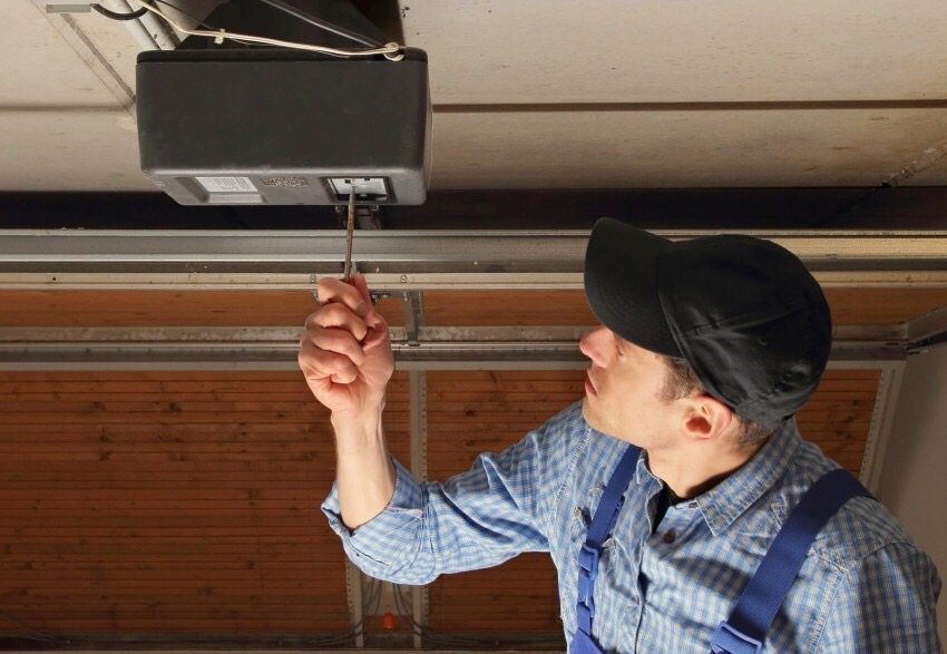 เมื่อติดตั้งประตูเหนือศีรษะในโรงรถด้วยมือของคุณเองสิ่งสำคัญคือต้องทำการวัดให้ถูกต้องและระมัดระวังในการติดตั้งไกด์ เมื่อติดตั้งประตูเหนือศีรษะในโรงรถด้วยมือของคุณเองสิ่งสำคัญคือต้องทำการวัดให้ถูกต้องและระมัดระวังในการติดตั้งไกด์