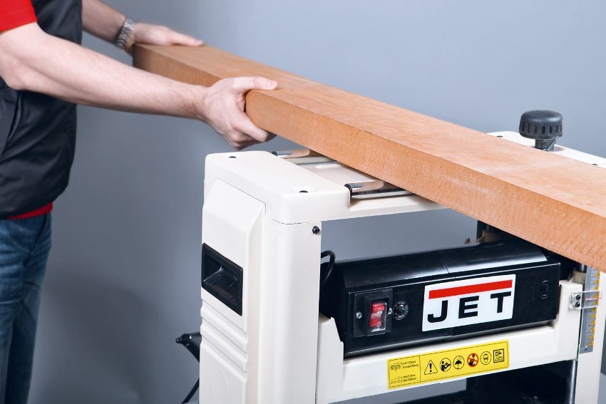 Phần gỗ được đưa vào máy thủ công hoặc tự động Phần gỗ được đưa vào máy thủ công hoặc tự động