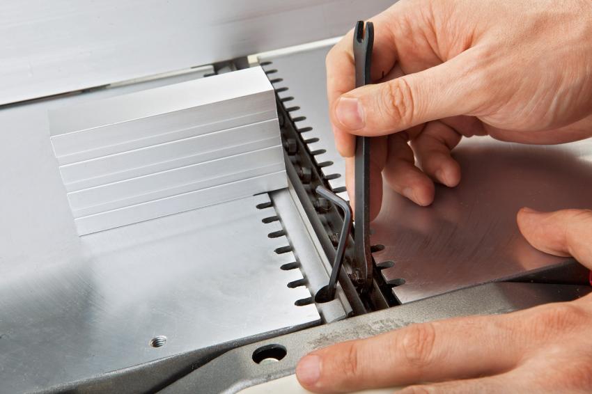 Việc siết chặt các bu lông điều chỉnh có thể được thực hiện bằng tay Việc siết chặt các bu lông điều chỉnh có thể được thực hiện bằng tay