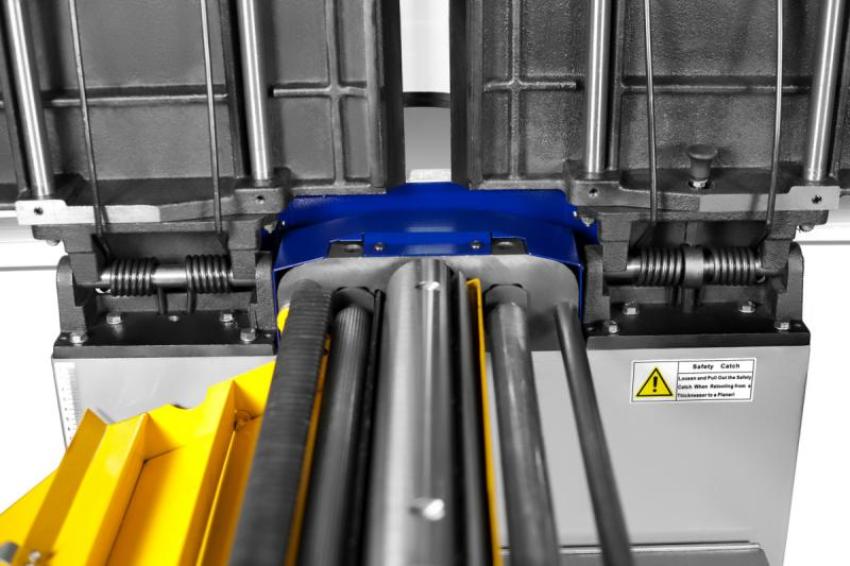 Việc điều chỉnh các con lăn dưới sẽ cung cấp bề mặt nhẵn của gỗ đã qua xử lý Việc điều chỉnh các con lăn dưới sẽ cung cấp bề mặt nhẵn của gỗ đã qua xử lý