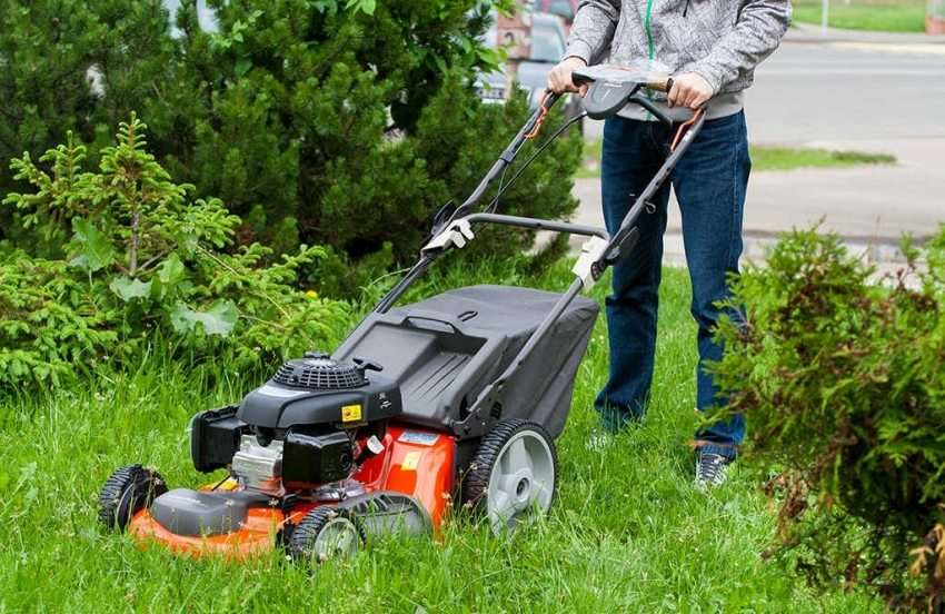 เครื่องตัดหญ้า Husqvarna LC 153S พร้อมหลักการเดินทางด้วยตัวเอง เครื่องตัดหญ้า Husqvarna LC 153S พร้อมหลักการเดินทางด้วยตัวเอง