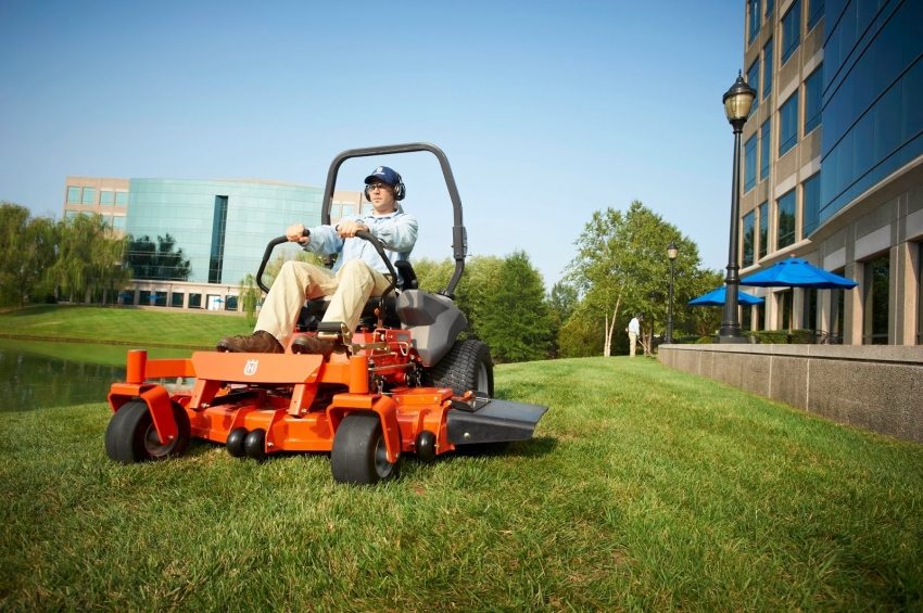 เครื่องตัดหญ้าแบบขับเคลื่อนด้วยตัวเองแบบมืออาชีพพร้อมที่นั่ง เครื่องตัดหญ้าเบนซินขับเคลื่อนด้วยตัวเองแบบมืออาชีพพร้อมที่นั่ง