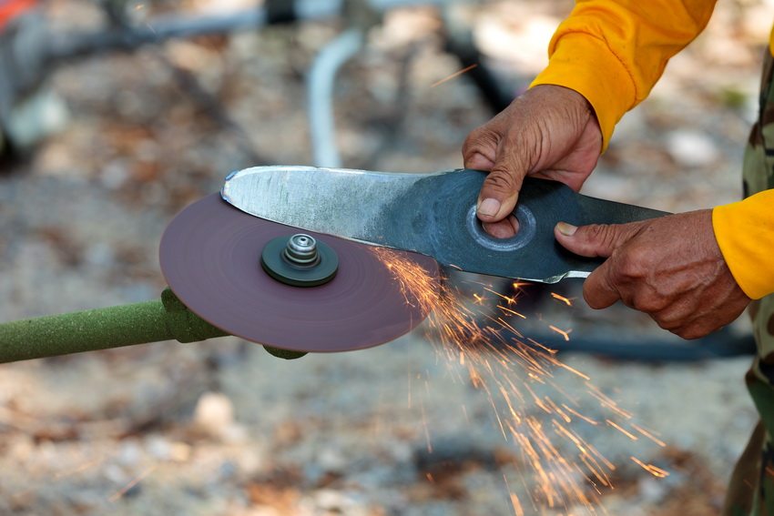 Cal controlar constantment l’estat de les fulles de la segadora Cal controlar constantment l’estat de les fulles de la segadora