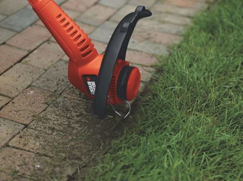 Cięcie trawy trymerem w trudno dostępnych miejscach Cięcie trawy trymerem w trudno dostępnych miejscach