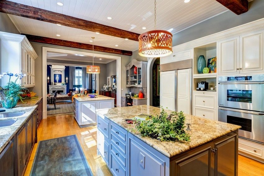 Hvite blanke eller matte PVC-paneler er et av de mest populære vegg- og takdesignene på kjøkkenet. Hvite blanke eller matte PVC-paneler er en av de mest populære vegg- og takdesignene på kjøkkenet.