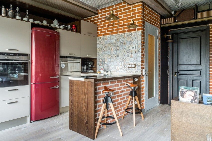 PVC-paneler for murstein i det indre av kombinert kjøkken-stue PVC-paneler for murstein i det indre av kombinert kjøkken-stue