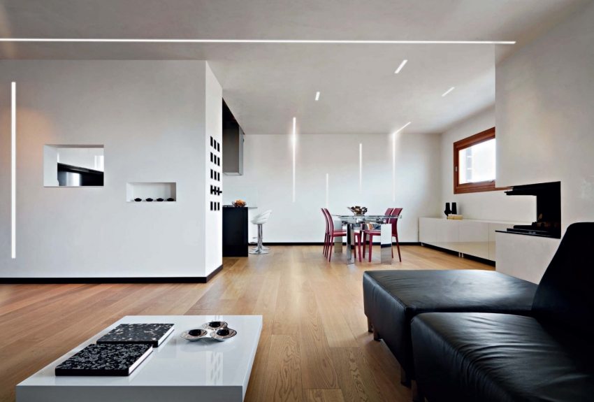 Interiér so zapustenými lineárnymi LED žiarovkami Interiér so zapustenými lineárnymi LED žiarovkami