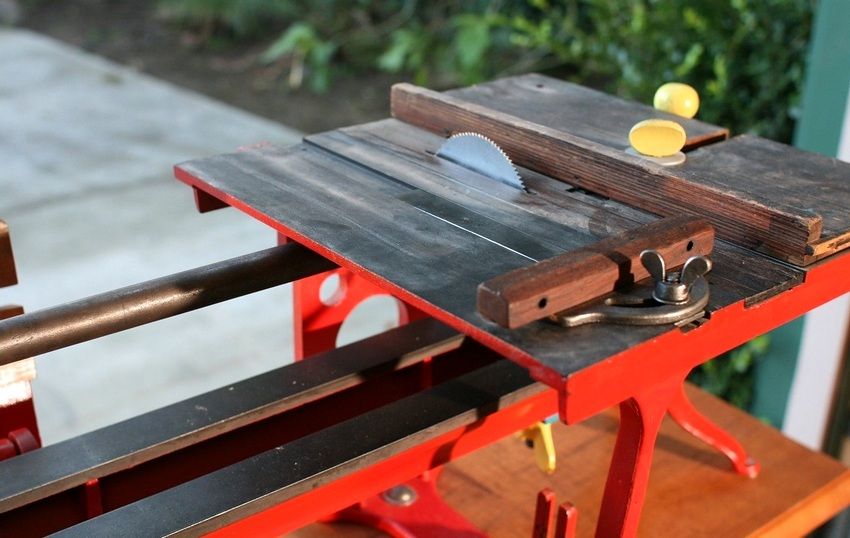 Den multifunktionelle træbearbejdningsmaskine er nyttig i både professionelt og hjemmeværksted Den multifunktionelle træbearbejdningsmaskine er nyttig i både professionelt og hjemmeværksted