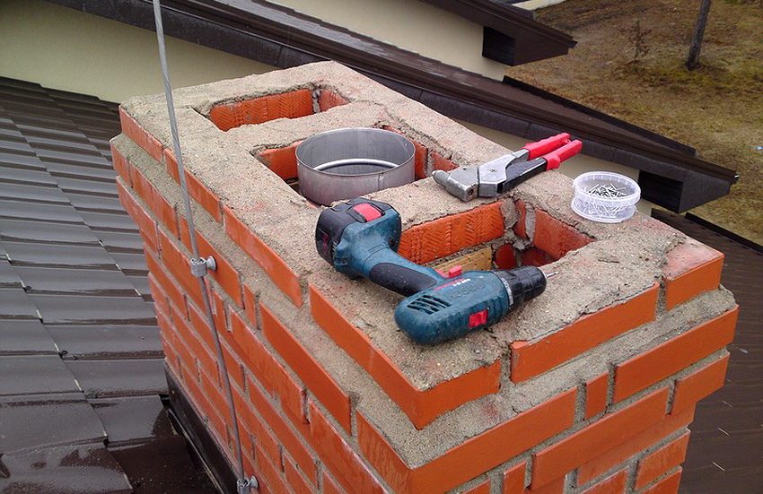 Tub d'acer galvanitzat d'un sol circuit integrat en una xemeneia de maó Tub d'acer galvanitzat d'un sol circuit integrat en una xemeneia de maó