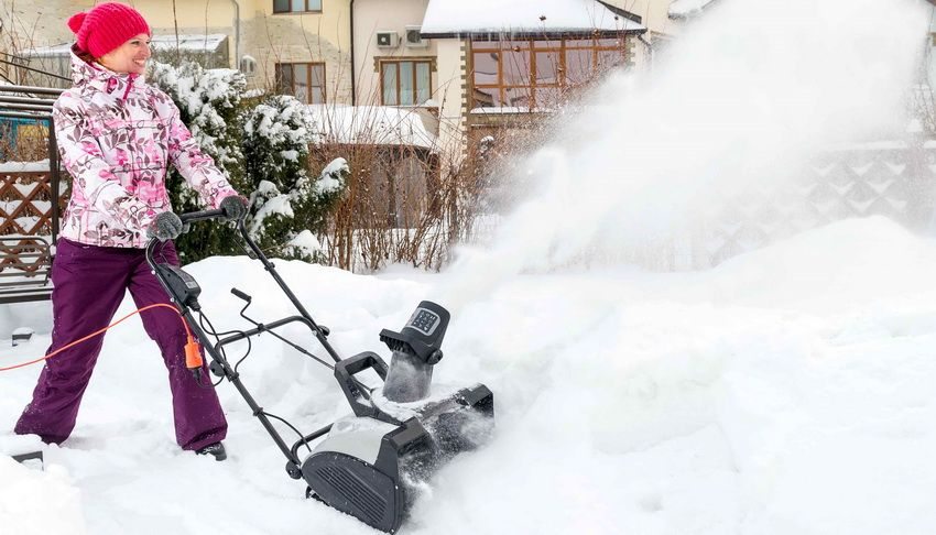 Ang mga pinagana ng snow blowers ay angkop para sa paglilinis ng maliliit na panlabas na lugar Ang mga pinagana ng snow blowers ay angkop para sa paglilinis ng maliliit na panlabas na lugar