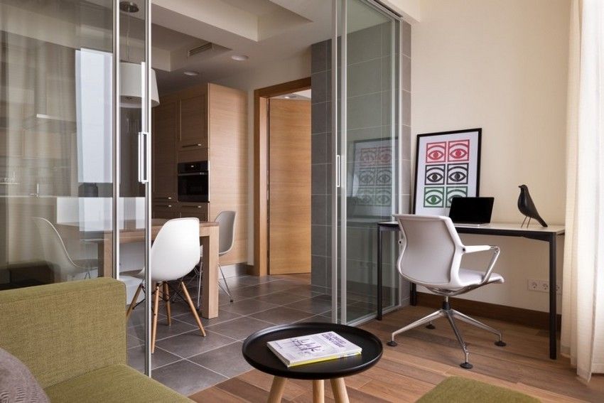 Partițiile din sticlă pot fi fie cu un design restrâns, fie decorate cu diferite ornamente și modele Partițiile din sticlă pot fi fie cu un design restrâns, fie decorate cu diferite ornamente și modele