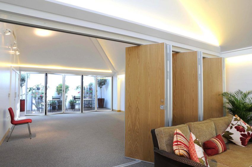 Partiție de acordeon glisant: designul său folosește o combinație de leagăn și o metodă de deschidere glisantă Partiție de acordeon glisant: designul său folosește o combinație de leagăn și o metodă de deschidere glisantă