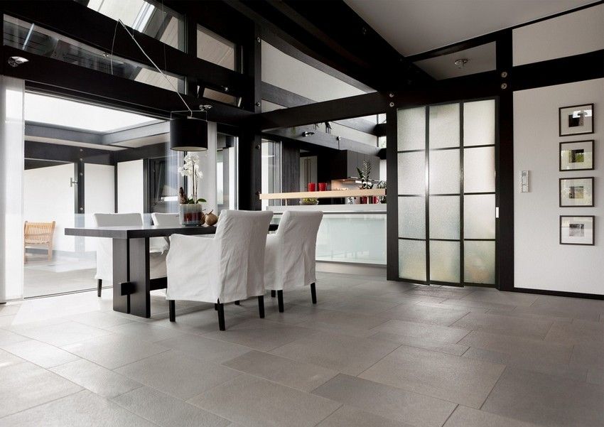 Peretele despărțitor de tip culisant între bucătărie și sufragerie din plastic mat nu este doar funcțional, ci și combinat în mod ideal cu designul general al camerei Peretele despărțitor de tip culisant între bucătărie și sufragerie din plastic mat nu este doar funcțional, ci și combinat în mod ideal cu designul general al camerei