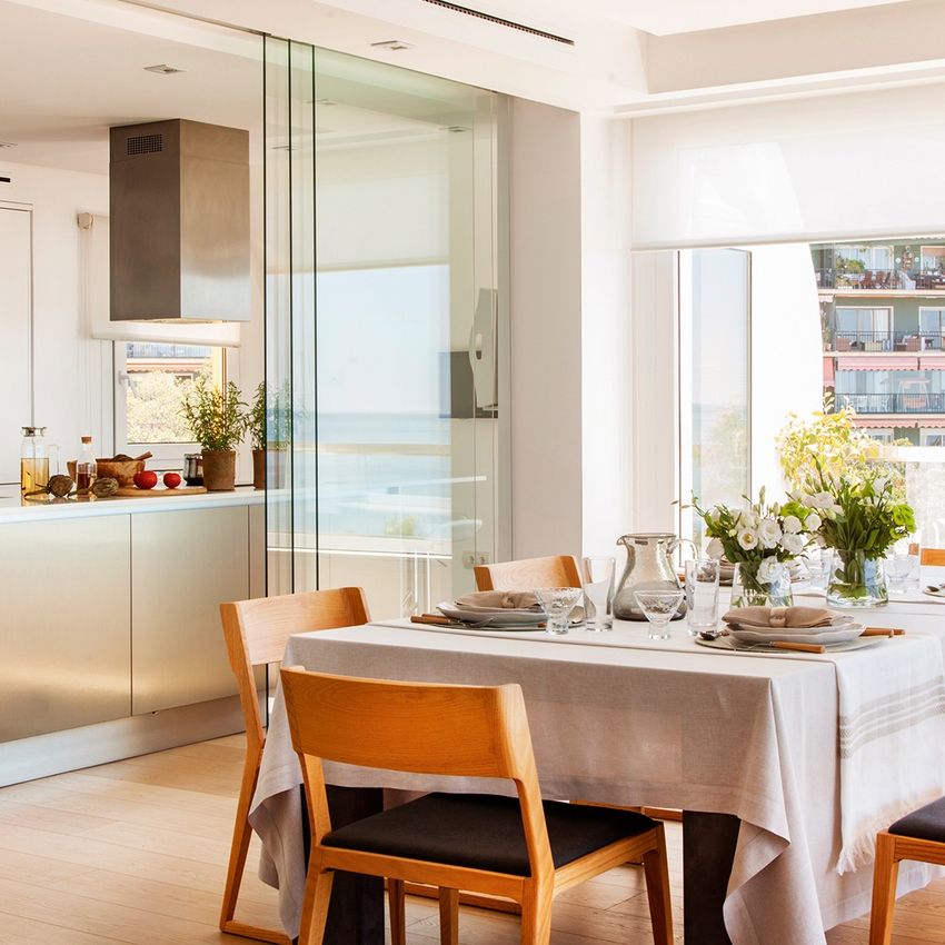 Sticla transparentă sau plasticul folosit ca material pentru foaia despărțitoare ajută la lăsarea vizuală a camerei despărțite deschise și mari chiar și atunci când cercevele sunt închise Sticla transparentă sau plasticul folosit ca material pentru foaia despărțitoare ajută la lăsarea vizuală a camerei despărțite deschise și mari chiar și atunci când cercevele sunt închise