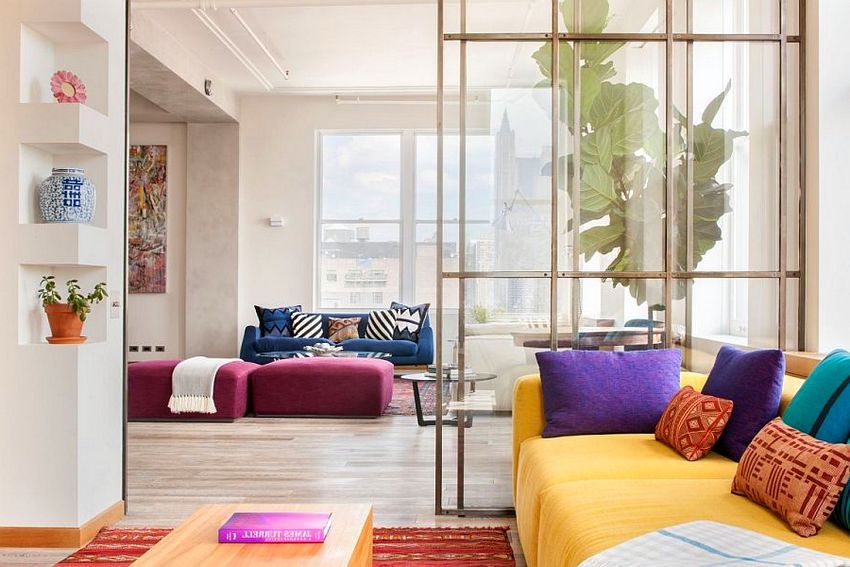 Paravanul de sticlă nu încurcă spațiul, împărțind în același timp camera în zone funcționale Paravanul de sticlă nu încurcă spațiul, împărțind în același timp camera în zone funcționale