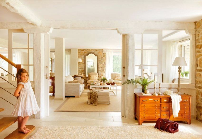 O partiție separă holul și livingul de la primul etaj al unei case private O partiție separă holul și livingul de la primul etaj al unei case private