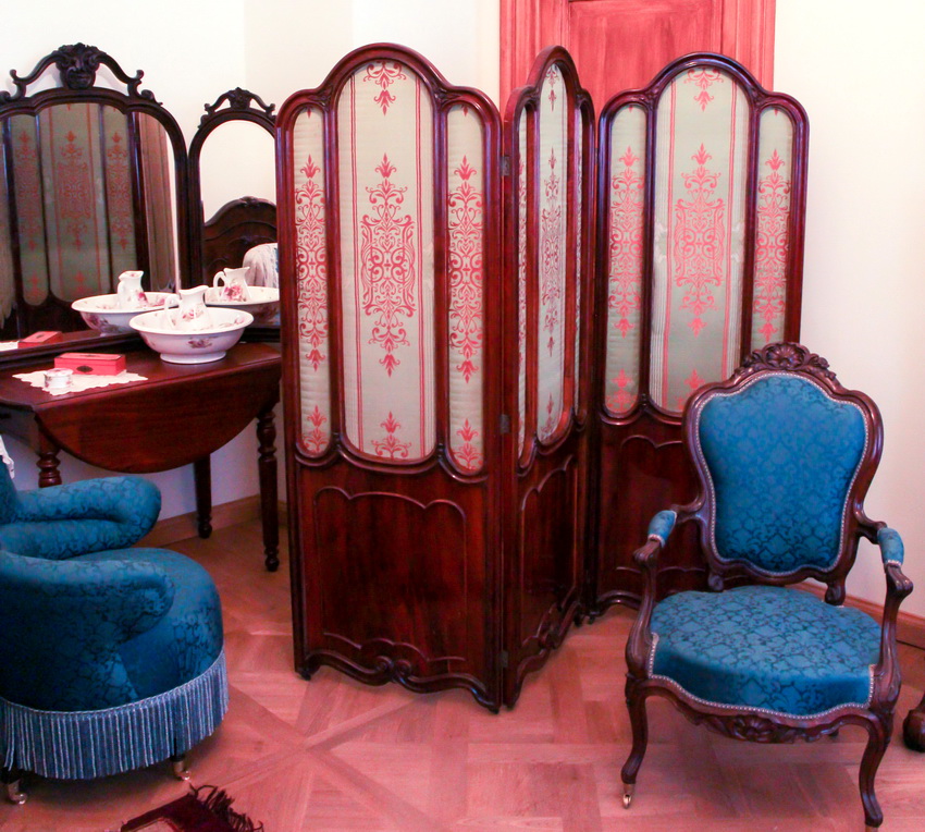 הגרסה הקלאסית של המסך היא מסך מתקפל, המסגרת יכולה להיות עשויה מעץ, מתכת או פלסטיק הגרסה הקלאסית של המסך היא מסך מתקפל, המסגרת יכולה להיות עשויה מעץ, מתכת או פלסטיק