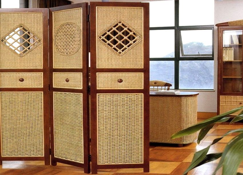 מסכים קלים של אריגת קש או ערבה פופולריים מאוד. מסכים קלים של אריגת קש או ערבה פופולריים מאוד.