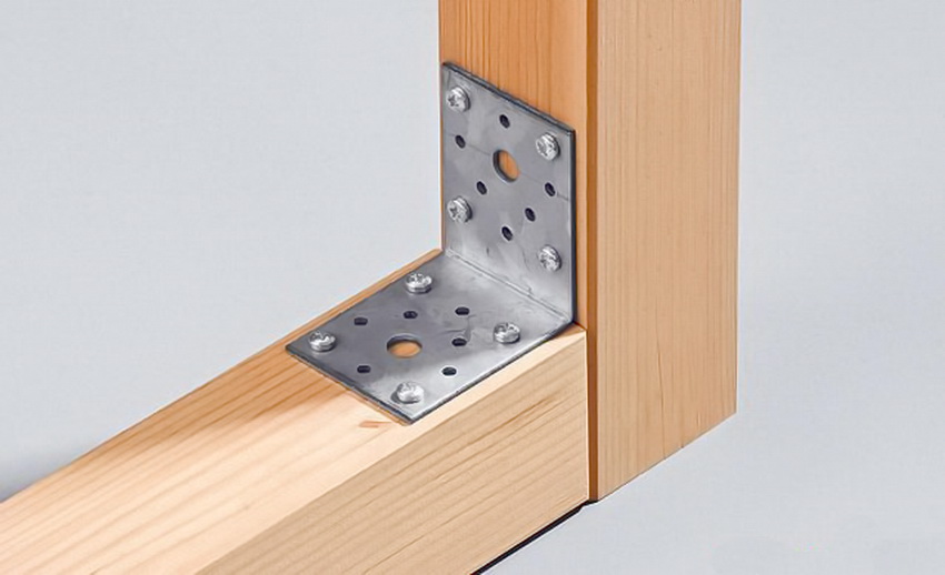 על הקורות של מסגרת המסך להיות מהודקים היטב בעזרת פינה על הקורות של מסגרת המסך להיות מהודקים היטב בעזרת פינה