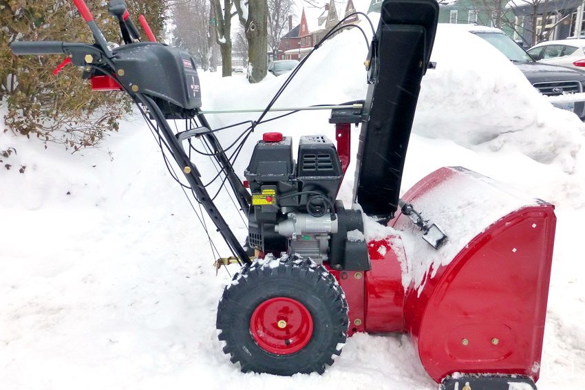 Samohybná trojstupňová snehová fréza je výkonnejšia a ľahko ovládateľná Samohybná trojstupňová snehová fréza je výkonnejšia a ľahko ovládateľná