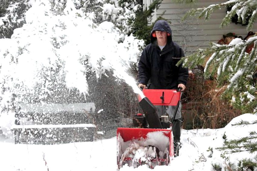Elektrické snehové frézy majú vlastný pohon a sú obsluhované obsluhou Elektrické snehové frézy majú vlastný pohon a sú obsluhované obsluhou