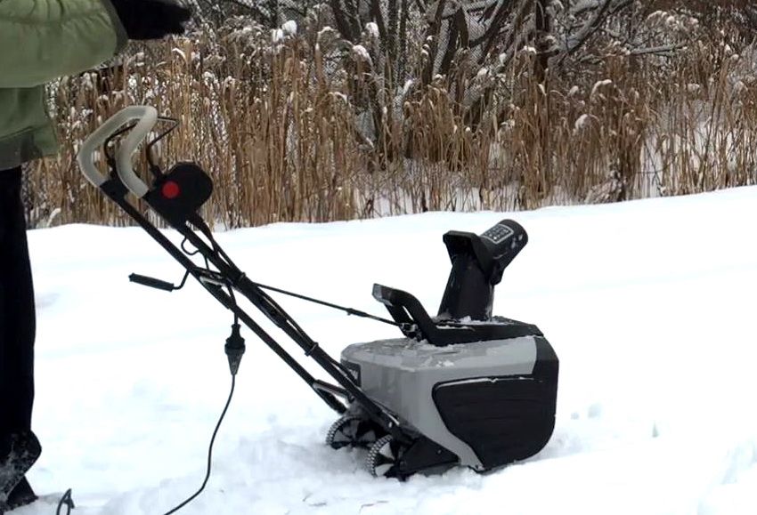 Elektrická snehová fréza Hyundai S 400 v akcii Elektrická snehová fréza Hyundai S 400 v akcii