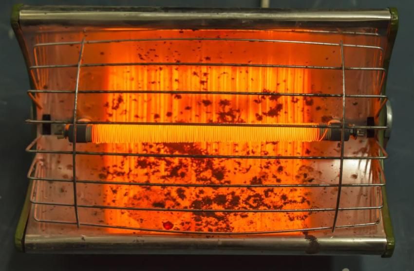 Varmelampen skal installeres, så fuglen ikke ved et uheld brænder på overfladen Varmelampen skal installeres, så fuglen ikke ved et uheld brænder på overfladen