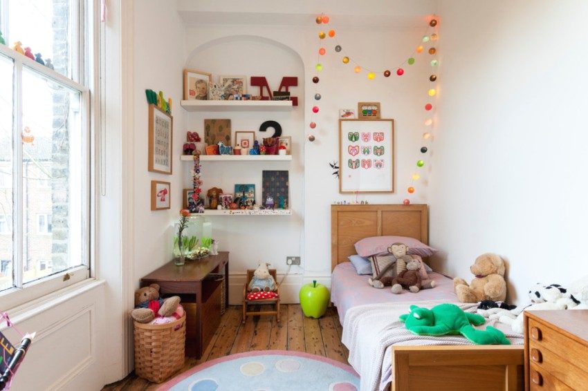 Åpne nisjer med hyller for oppbevaring av leker i barnehagen Åpne nisjer med hyller for oppbevaring av leker i barnehagen