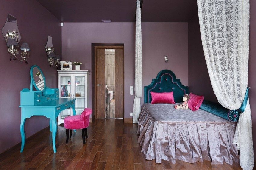 Barnerom med toalettbord og speil Barnerom med toalettbord og speil