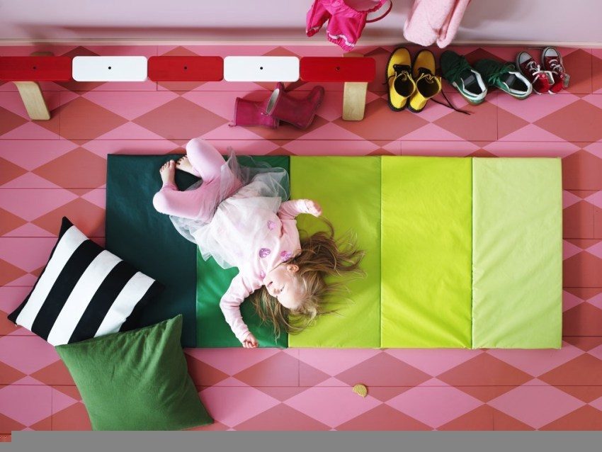 Barnet leker ofte på gulvet, så det må være varmt Barnet leker ofte på gulvet, så det må være varmt